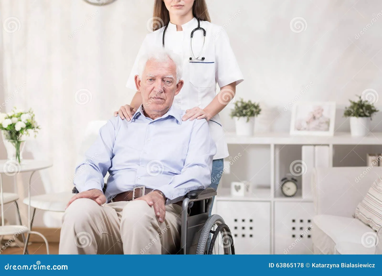 Resultado de imagem para idoso em cadeira de rodas