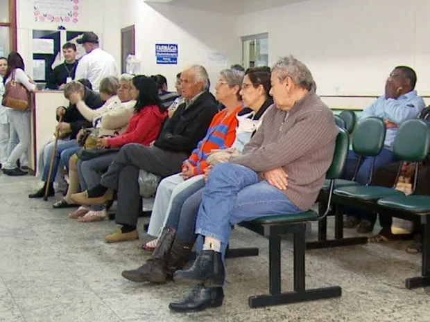 Resultado de imagem para FILA NOS NOS HOSPITAIS