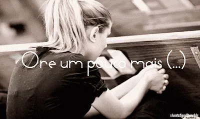 Resultado de imagem para gif de pessoas orando de joelhos