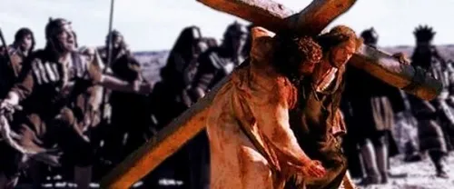 Resultado de imagem para gif cirineu ajudando a jesus levar a cruz