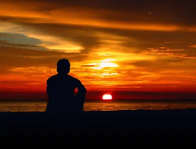 Resultado de imagem para homem solitário